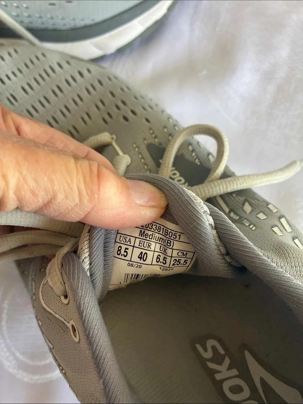 Brooks light gray